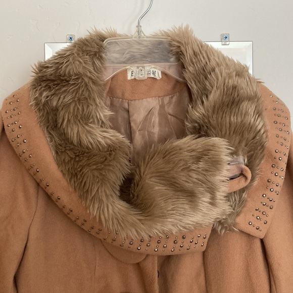 Adorable coat! - Picture 2 of 8